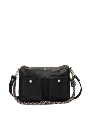 Sac bandoulière en cuir noir avec deux poches avant à pression et bandoulière amovible tressée avec un motif noir, blanc et rouge.
