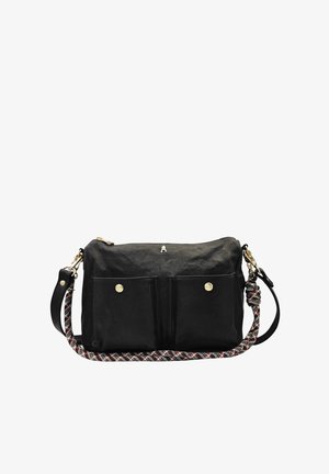 Sac bandoulière en cuir noir avec deux poches avant à pression et bandoulière amovible tressée avec un motif noir, blanc et rouge.