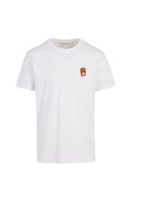 Hvid bomulds t-shirt med en lille, broderet grafik af en rød pomfritkarton på venstre bryst. Standard crew neck design.