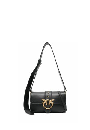 Zwarte leren schoudertas met verstelbare riem en goudkleurige gesp met twee vogels die elkaar aankijken op de voorflap.