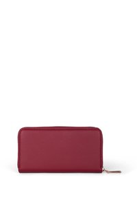 Bordeaux leren portemonnee met een gestructureerde afwerking, rechthoekige vorm, ritsluiting en een goudkleurige hardware accent op de rits.