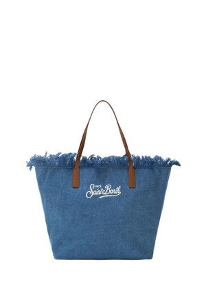 Borsa tote blu con bordo superiore sfrangiato, manici in pelle marrone e logo bianco "MC2 Saint Barth" centrato sul davanti.