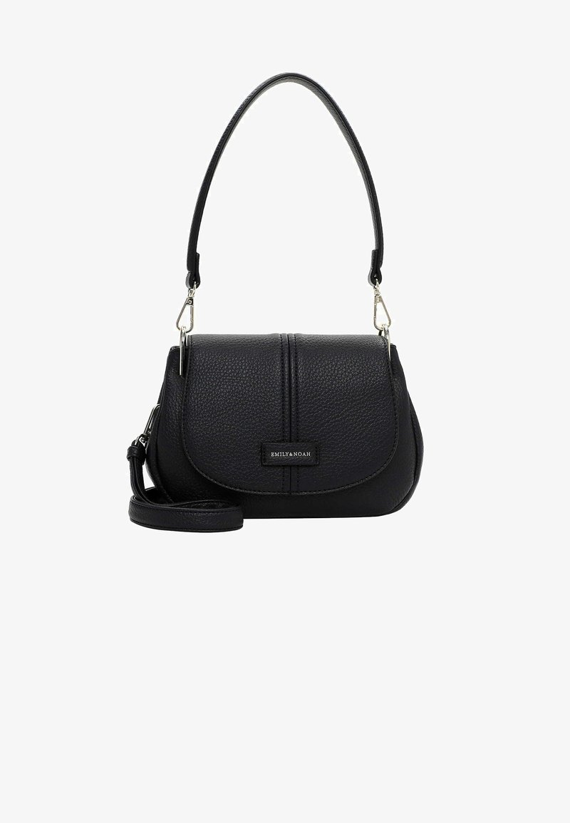Borsa a tracolla in pelle nera con una patta curvata, tracolla regolabile e dettagli di cucitura discreti. Accenti in metallo argentato su entrambe le tracolle.