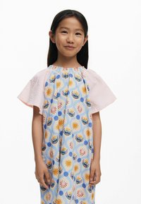 Ein farbenfrohes Kleid mit blauer Grundfarbe und dekorativen Mustern, kurzen rosa Puffärmeln und gerafftem Ausschnitt. Weicher, strukturierter Stoff.