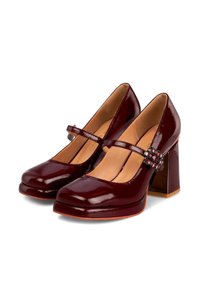 Zapatos de tacón Mary Jane de charol burdeos con un tacón grueso, punta redondeada y una correa decorativa con un acento de gema.