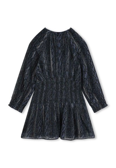 Robe à manches longues noire avec un imprimé serpent texturé, taille smockée et jupe évasée. Dotée d'un col rond et d'un léger éclat.