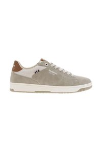 Sneaker in suede grigio con suola bianca, dettaglio in pelle marrone sul tallone e tre strisce nere di lato. Presenta lacci bianchi e branding.