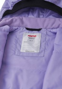 Fioletowa kurtka od wewnątrz z miękką podszewką, z metką pielęgnacyjną wszytą w materiał oraz czarnym akcentem. Materiał jest gładki i wodoodporny.