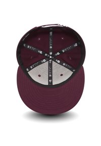 Gorra deportiva color burdeos con visera plana, interior de tela y logotipos en el interior. Tiene seis agujeros de ventilación y una textura suave.