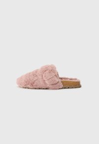 Chaussons roses en peluche avec une semelle en liège, présentant un dessus doux et texturé et un design à bout rond. Style simple à enfiler.