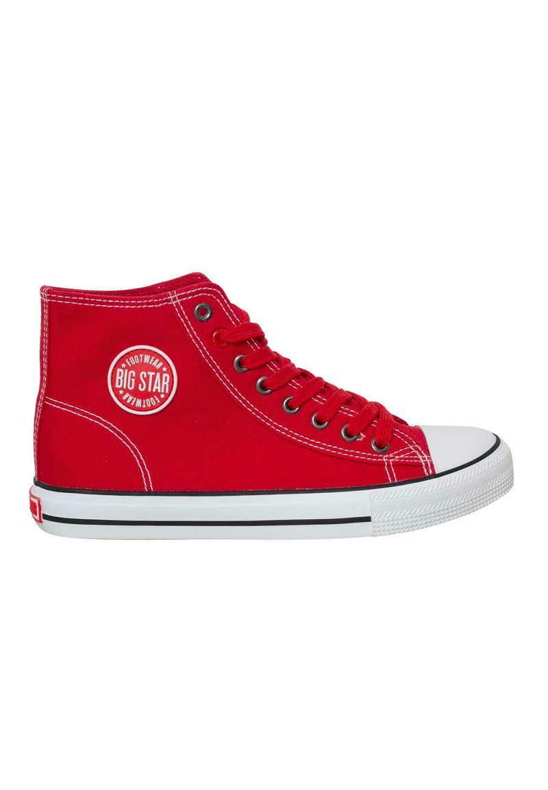 Czerwone płócienne sneakersy za kostkę z białym gumowym noskiem i podeszwą, z czarnymi paskami i okrągłym logo po zewnętrznej stronie.