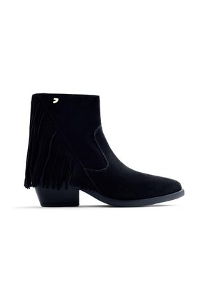 Bottine en daim noir avec des franges, un côté élastique incliné et un petit talon bloc. Dispose d'un petit accent logo doré.