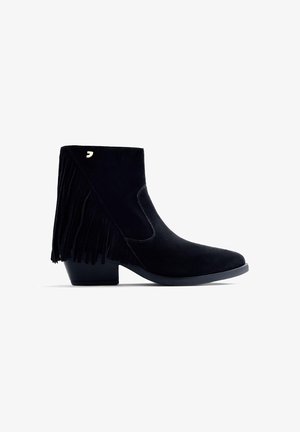 Czarne zamszowe botki ankle z frędzlami, skośnym elastycznym bokiem i niskim blokowym obcasem. Posiadają mały złoty akcent z logo.