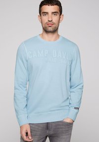 Sudadera de manga larga azul claro con logo en relieve "CAMP DAVID", cuello redondo, puños y dobladillo acanalados. Tejido suave de mezcla de algodón.