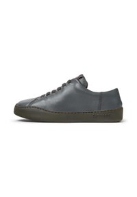 Szare skórzane sneakersy o niskim profilu, okrągłym czubku i brązowej gumowej podeszwie. Posiadają dyskretne sznurowanie i teksturowany akcent z tyłu.