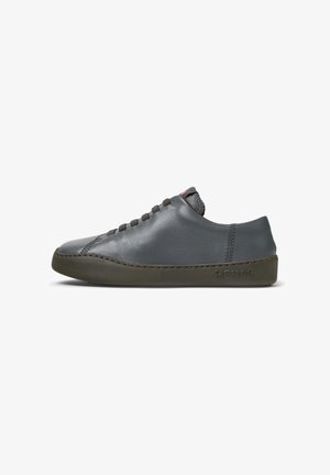Graue Leder-Sneaker mit niedrigem Profil, runder Spitze und brauner Gummisohle. Verfügt über dezente Schnürung und einen strukturierten Rückeneinsatz.