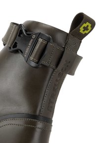 Bota de cuero verde oliva con hebilla negra y costuras, y un lazo trenzado. "Strellson" grabado en el lateral.