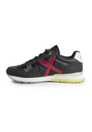 Trainers - black