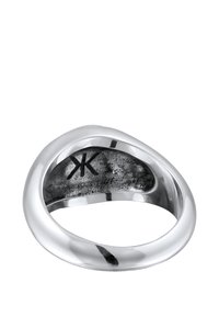 Silberner Ring mit einem glatten, geschwungenen Design. Innen hat er eine strukturierte schwarze Fläche und ein eingraviertes Symbol.