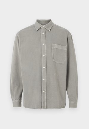 Langarmhemd aus grauer Baumwolle mit Knopfverschluss vorne, spitzem Kragen und einer Brusttasche. Weiche Textur und lockere Passform.