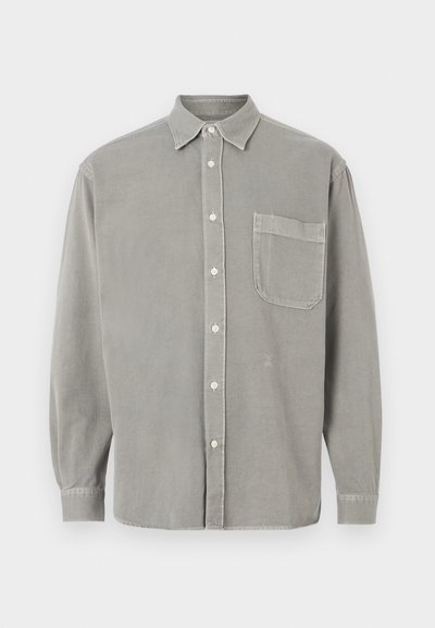 Chemise à manches longues en coton gris, avec un devant à boutons, un col pointu et une poche poitrine unique. Texture douce avec une coupe décontractée.