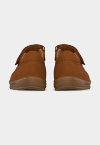 Καστανά κασμιρένια καθημερινά παπούτσια με καουτσούκ σόλες, εμφανιζόμενα από πίσω σε λευκό φόντο, με κλειδώματα τύπου hook-and-loop.