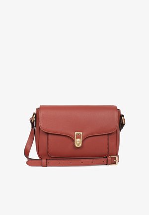 Borsa a tracolla rossa in pelle con finitura testurizzata, hardware dorato e chiusura a pattina. Tracolla regolabile per un utilizzo versatile.