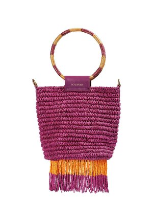 Bolso de cesta de mimbre en púrpura con detalle de flecos en naranja y amarillo, asa con patrón circular y etiqueta de cuero con logo.