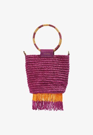 Geweven tas in paars met oranje en gele franjes, cirkelvormige handgreep en gelabelde lederen tag.