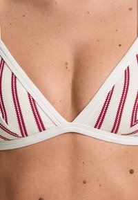 OYSHO TRIM TEXTURED STIPLE TRIANGLE - Sutien costum de baie din două piese - beige