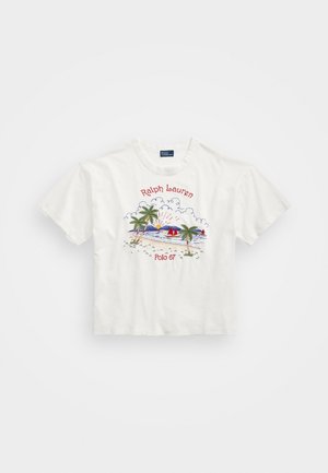 Biały t-shirt z krótkim rękawem z kolorową sceną plaży z palmami, zachodem słońca, żaglówkami i czerwonym tekstem "Ralph Lauren Polo 67" z przodu.