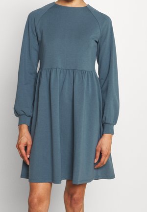 Sukienka o długości do ramion, w kształcie litery A, wykonana z przygaszonej niebieskiej tkaniny. Charakteryzuje się okrągłym dekoltem, marszczoną talią i elastycznymi mankietami. Miękka, gładka faktura.