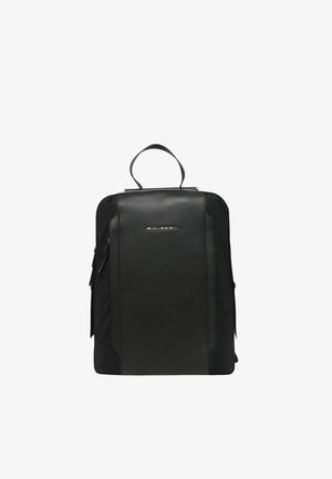 Zaino nero realizzato in tessuto testurizzato e pelle, dotato di manico superiore, tasche anteriori con zip e dettaglio del logo sulla parte anteriore.