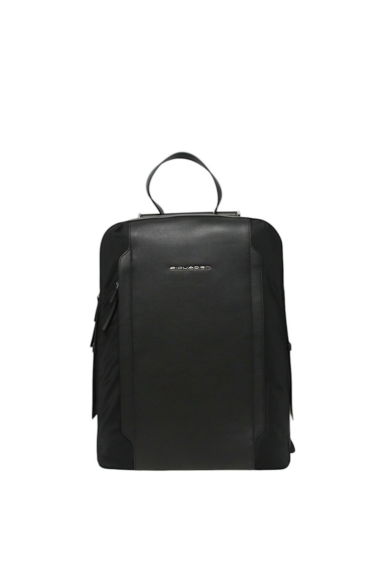 Zaino nero realizzato in tessuto testurizzato e pelle, dotato di manico superiore, tasche anteriori con zip e dettaglio del logo sulla parte anteriore.