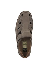 Brauner Lederschuh mit Netzdetails, weiter Schnitt, offene Seiten und gepolstertem Kragen. Merkmale eines Labels mit "K Extra" und "Josef Seibel" sichtbar.