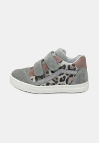 Sneaker in suede grigio con dettagli in stampa leopardata e due cinturini in Velcro. Presenta una suola in gomma bianca e foderato in tessuto grigio.