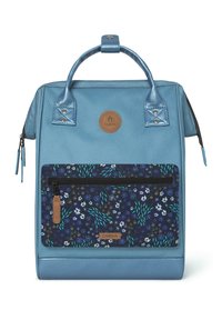 Zaino in tessuto blu con finitura testurizzata, dotato di una tasca frontale con motivo floreale, doppie maniglie e una toppa rotonda con logo.