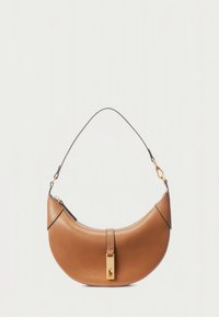 Ruskeanahkainen käsilaukku, jossa on kaareva muoto, lyhyt musta hihna, kullanväriset metalliosat ja etupuolella näkyvä logo.