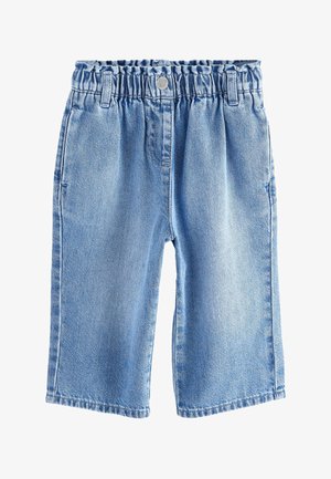 Pantalones cortos de mezclilla azul claro con cintura elástica, trabillas para cinturón, bolsillos laterales y cierre frontal con botones.