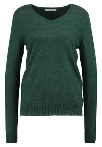 Dunkelgrüner Pullover mit V-Ausschnitt, langen Ärmeln und geripptem Saum. Aus einem weichen, strukturierten Material gefertigt. Einfaches und klassisches Design.