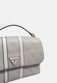 Borsa a mano grigia chiara con un motivo testurizzato, caratterizzata da strisce bianche, un manico superiore e un triangolo con logo dorato sulla parte anteriore.