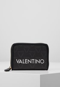 Portofel negru din piele, cu un model cu logo, având un text proeminent alb 'VALENTINO', închidere cu fermoar și accesorii de culoare aurie.