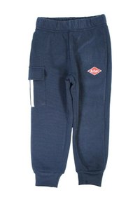 Pantalons de jogging pour enfants bleu marine avec taille élastique, poche latérale avec rabat, poignets côtelés et logo Lee Cooper en forme de losange rouge sur le devant.