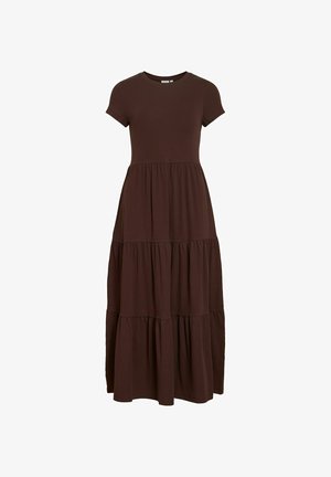 Robe maxi marron foncé à manches courtes, à encolure ronde, avec des coutures froncées créant trois couches fluides pour la jupe.