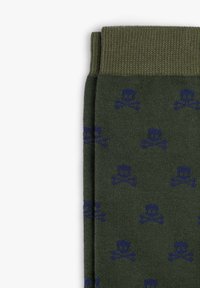 Calcetines verde oliva con un patrón repetido de calaveras y tibias azules. El puño acanalado en la parte superior mejora la textura y el ajuste.