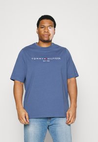 Tommy Hilfiger LOGO TEE - T-shirt estampada - faded indigo