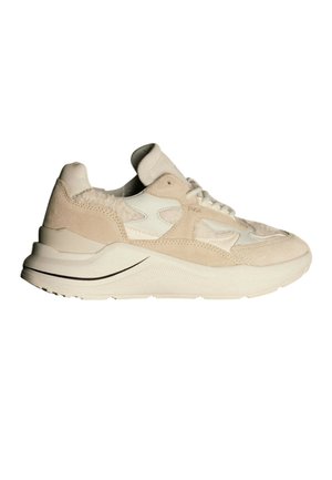 Sneaker crema e beige con dettagli in suede e shearling, suola spessa, design con lacci e suola esterna in gomma ondulata per una texture aggiuntiva.
