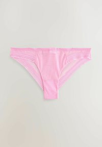 Rosa underkläder med en mjuk tyg, spetsdetaljer längs sidorna och en låg midja. Designen inkluderar en rundad baksida och delikat finess.