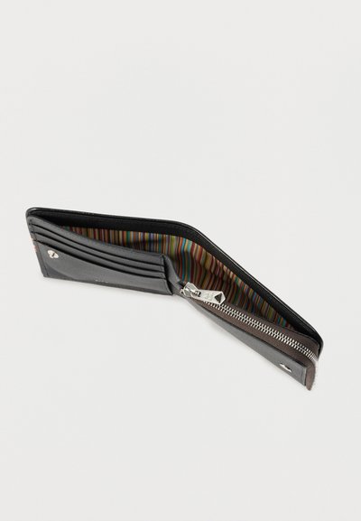 Μαύρο δίπλωμα πορτοφόλι από δέρμα με επένδυση από ριγέ ύφασμα, θήκες για κάρτες και φερμουάρ για κέρματα σε λευκή επιφάνεια.