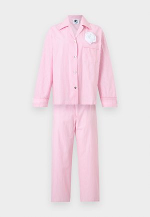 Rózsaszín-fehér, függőlegesen csíkos, hosszú ujjú pizsamaszett, gombos inggel és hozzáillő nadrággal, melyen egy fehér szövetvirág található a mellzsebben.